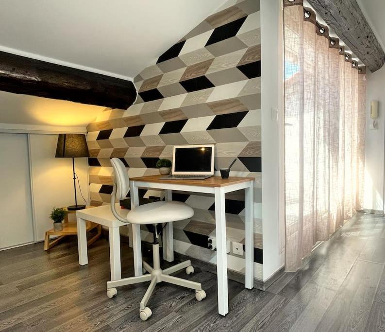 Charme Urbain Sous Les Toits-Terrasse/Clim/Parking Apartment Beziers Exterior photo
