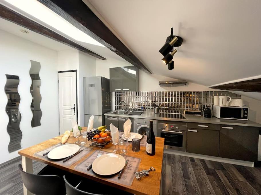 Charme Urbain Sous Les Toits-Terrasse/Clim/Parking Apartment Beziers Exterior photo