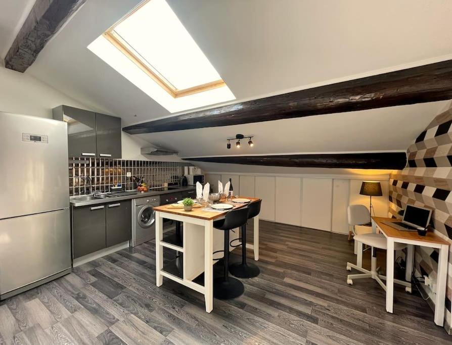 Charme Urbain Sous Les Toits-Terrasse/Clim/Parking Apartment Beziers Exterior photo